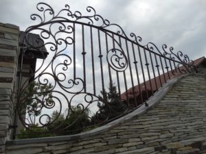 kute ogrodzenia ozdobne bramy balustrady metaloplastyka kowalstwo